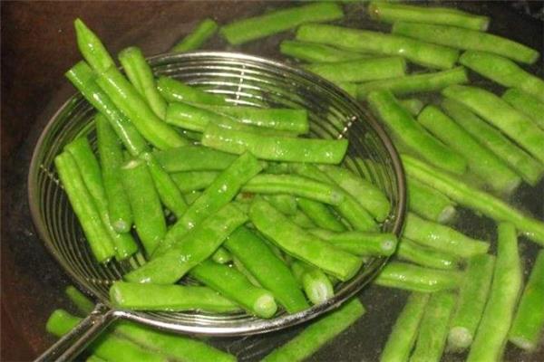 凉拌四季豆的做法 凉拌四季豆煮多久才熟 凉拌四季豆的做法 凉拌四季豆煮多久才熟