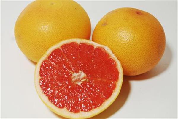 葡萄柚可以泡水喝吗 美容又养颜 葡萄柚可以泡水喝吗 美容又养颜