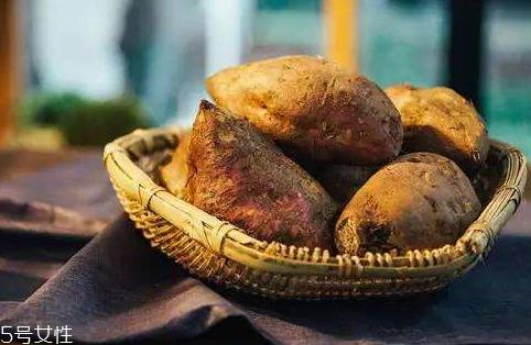 微波炉烤红薯用盘子吗 不用盘子也行 微波炉烤红薯用盘子吗 不用盘子也行