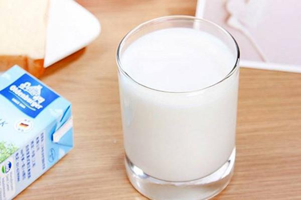 纯牛奶的热量高吗 纯牛奶喝了长胖吗 纯牛奶的热量高吗 纯牛奶喝了长胖吗