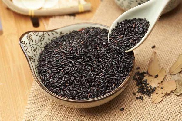 黑芝麻与什么食物相克 黑芝麻不适宜人群 黑芝麻与什么食物相克 黑芝麻不适宜人群