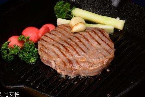 煎牛排为什么要条纹锅 煎出美味条纹牛排