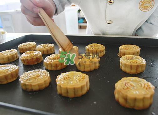 烤月饼刷蛋液还是蛋黄?月饼刷蛋液是全蛋液吗? 烤月饼刷蛋液还是蛋黄?月饼刷蛋液是全蛋液吗?