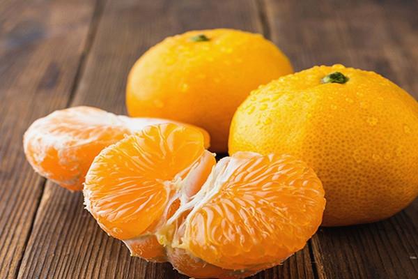 吃橘子可以喝牛奶吗 橘子可以和螃蟹一起吃吗 吃橘子可以喝牛奶吗 橘子可以和螃蟹一起吃吗