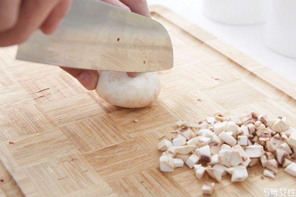 口蘑能和鸡蛋一起吃吗 营养又美味 口蘑能和鸡蛋一起吃吗 营养又美味