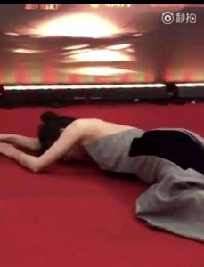 ​赵韩樱子红毯晕倒，杨幂都看不下去。网友：不是冻晕就是想炒