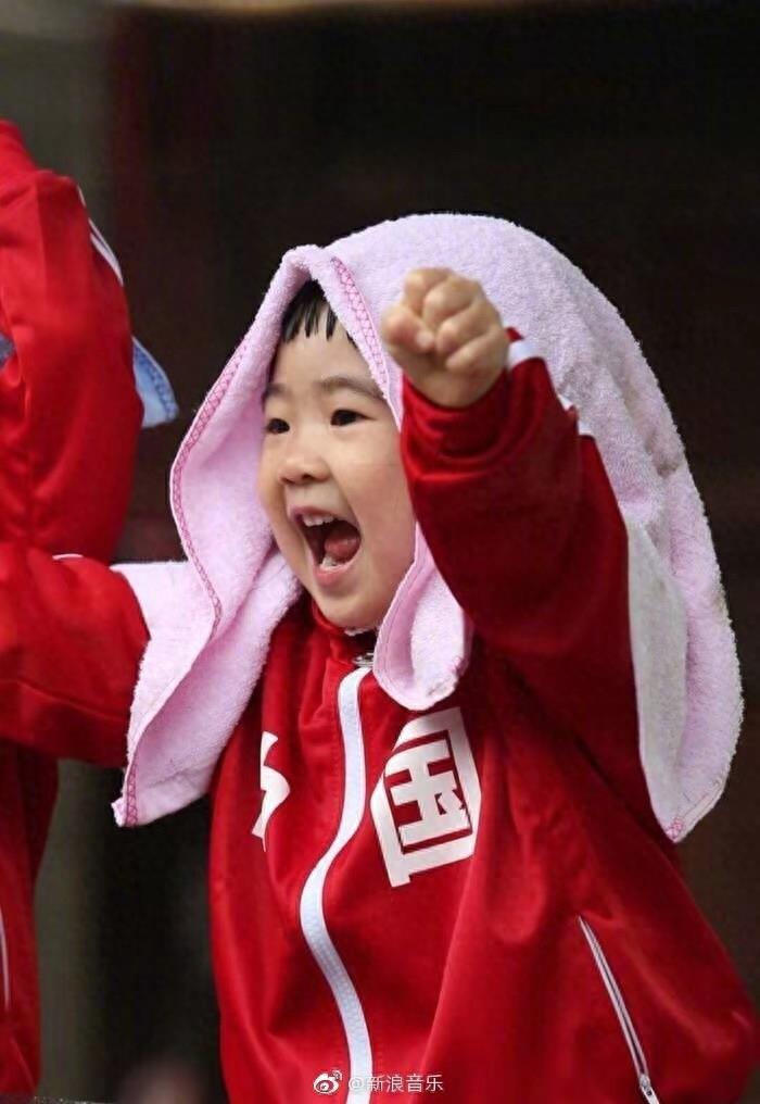 还记得曹格家的Grace姐姐吗？她现在没有小时候可爱