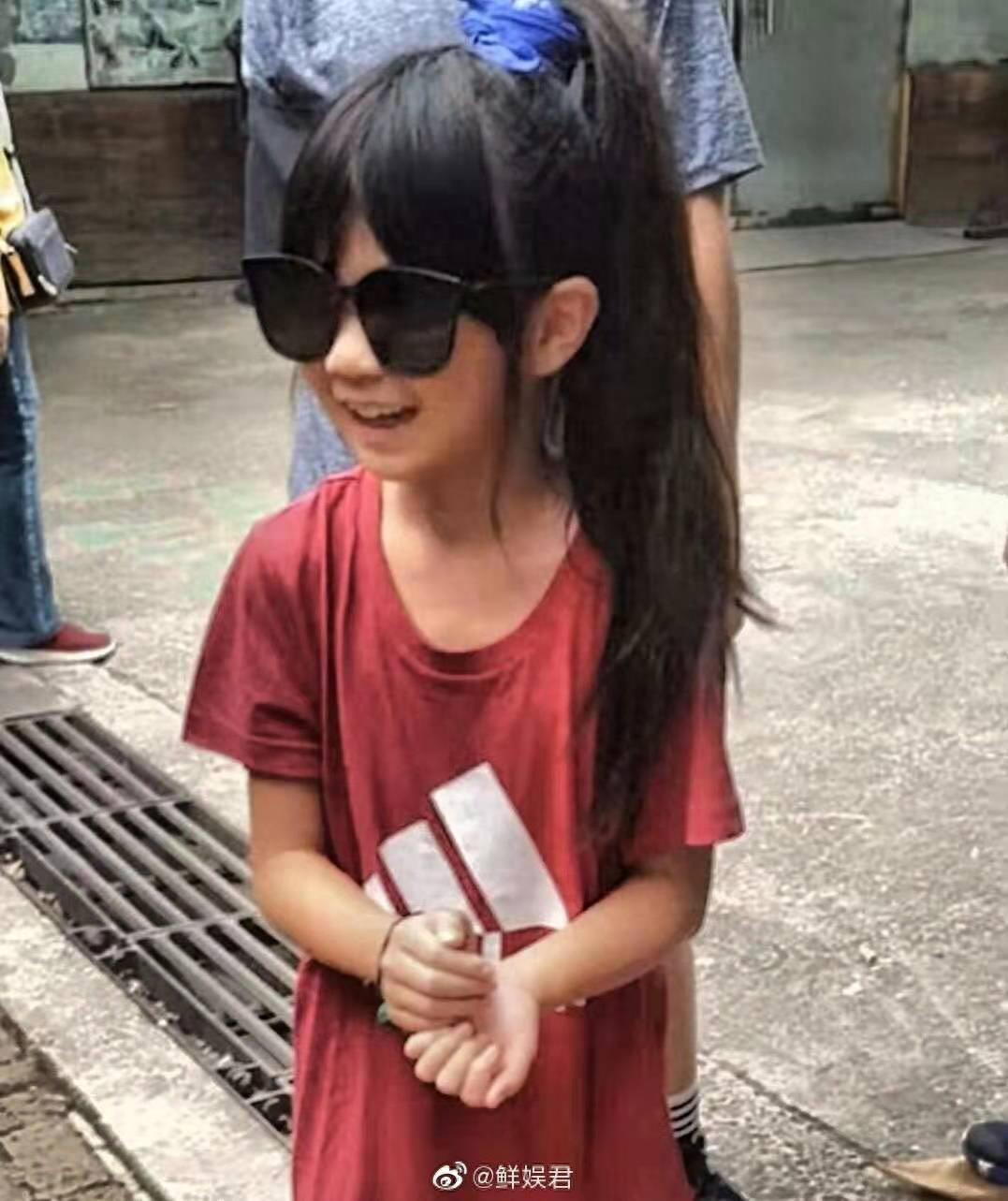 还记得曹格家的Grace姐姐吗？她现在没有小时候可爱