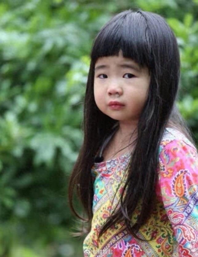 还记得曹格家的Grace姐姐吗？她现在没有小时候可爱