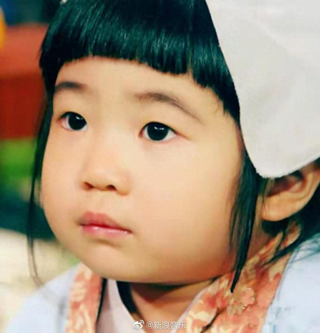 还记得曹格家的Grace姐姐吗？她现在没有小时候可爱