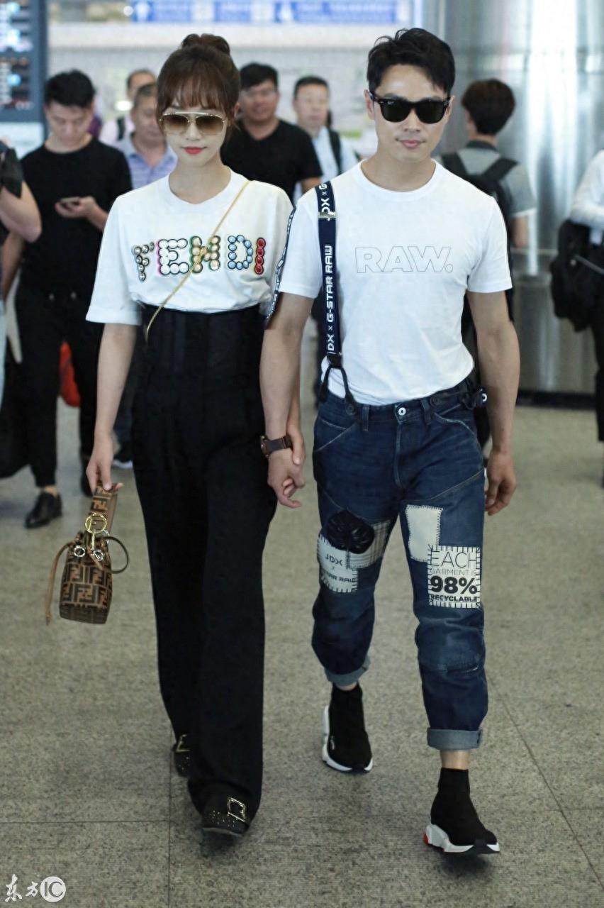 蓝盈莹和男友曹骏一起现身机场，两人一路上牵着手大秀恩爱
