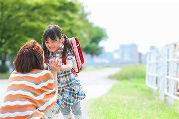 幼儿当街被陌生男拖走,哥哥拽回,对于人贩子我们到底应该怎么办?