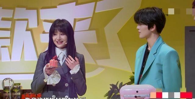 有戏？郑爽甜蜜投喂赵品霖，蛋糕“情话”齐上阵