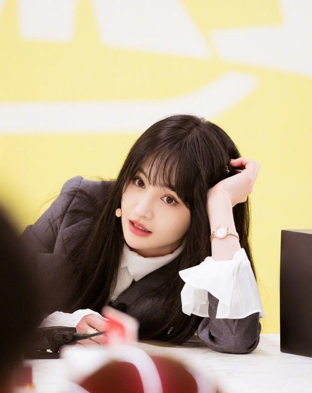 有戏？郑爽甜蜜投喂赵品霖，蛋糕“情话”齐上阵