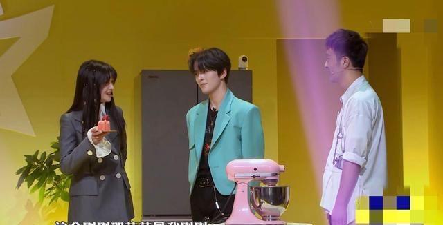 有戏？郑爽甜蜜投喂赵品霖，蛋糕“情话”齐上阵