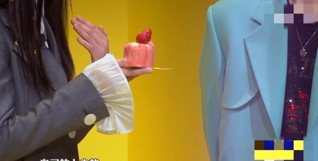 有戏？郑爽甜蜜投喂赵品霖，蛋糕“情话”齐上阵