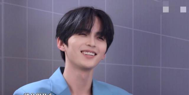 有戏？郑爽甜蜜投喂赵品霖，蛋糕“情话”齐上阵