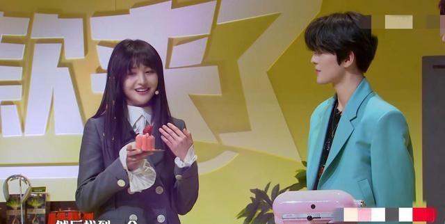 有戏？郑爽甜蜜投喂赵品霖，蛋糕“情话”齐上阵