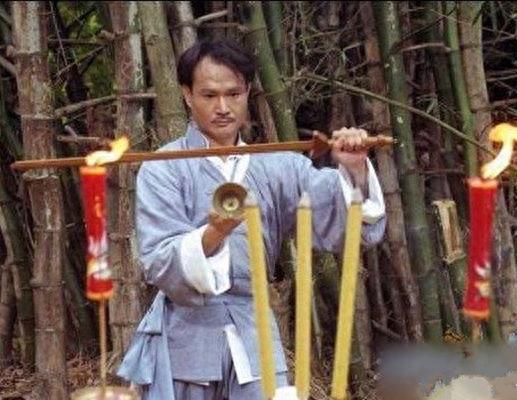 直击林正英葬礼现场:红颜知己苑琼丹双眼红肿,成龙午马扶灵!