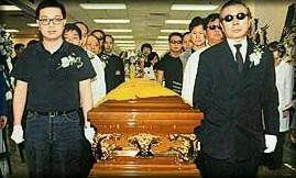 直击林正英葬礼现场:红颜知己苑琼丹双眼红肿,成龙午马扶灵!