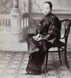 ​晚清老照片：这就是传说中的“三寸金莲”，脚骨折断，畸形变形