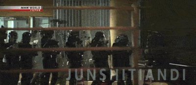 ​琉球要独立，日本滚出去！琉球有年轻人上街暴动，冲击当地警察局