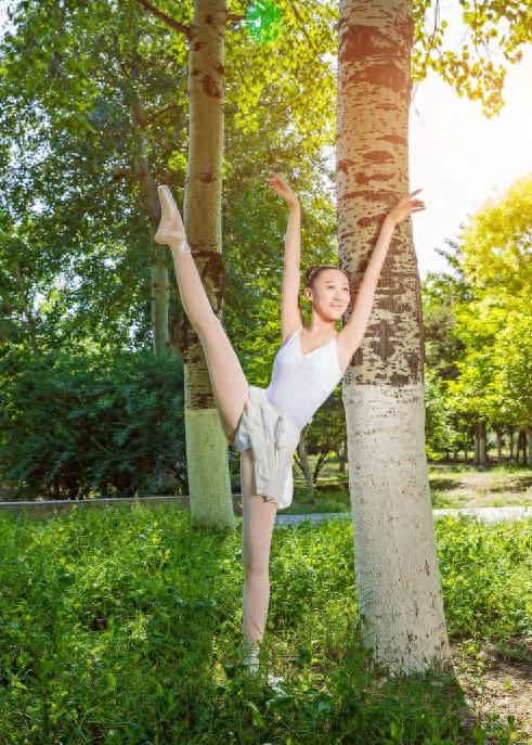 一字马女神王越，足尖顶起篮球，被称为朝天蹬女神，大写的清纯