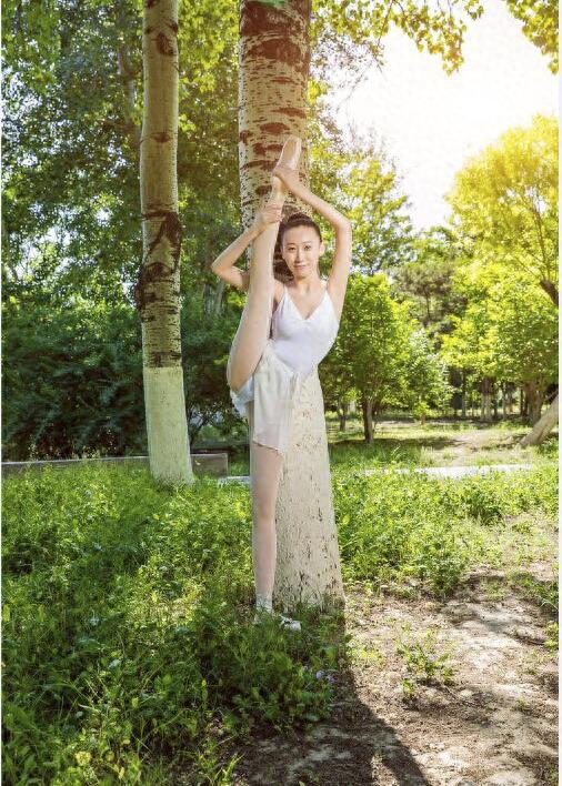 一字马女神王越，足尖顶起篮球，被称为朝天蹬女神，大写的清纯