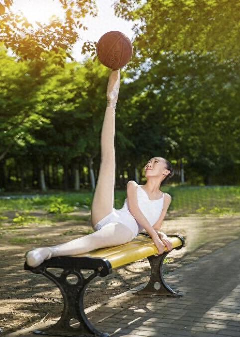 一字马女神王越，足尖顶起篮球，被称为朝天蹬女神，大写的清纯