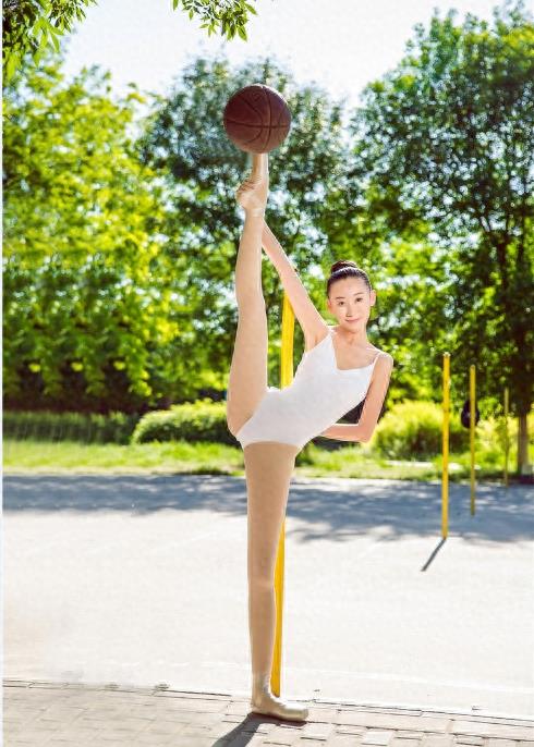 一字马女神王越，足尖顶起篮球，被称为朝天蹬女神，大写的清纯
