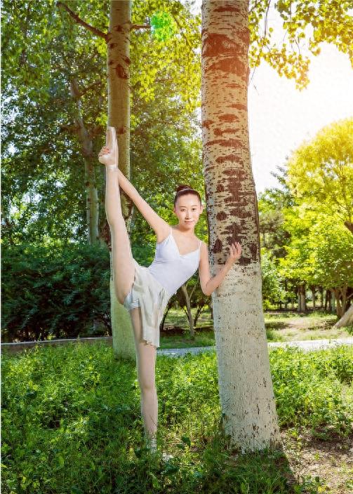 一字马女神王越，足尖顶起篮球，被称为朝天蹬女神，大写的清纯