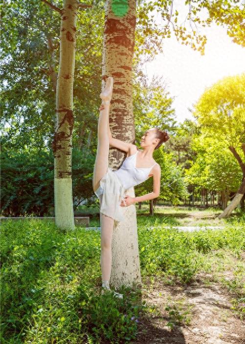 一字马女神王越，足尖顶起篮球，被称为朝天蹬女神，大写的清纯
