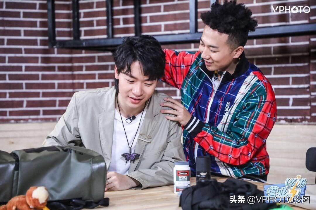 rapper福克斯多图，台上痞帅，台下也有腼腆一面