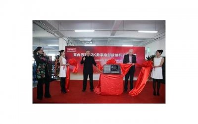 ​老头河边调戏女孩：你为老不尊的样子，真恶心