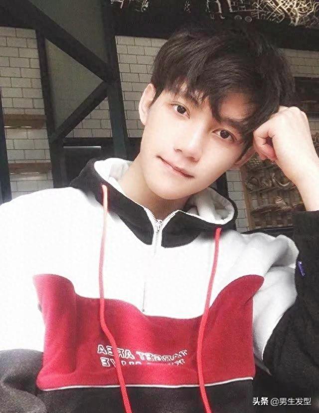 发际线高的男生看过来,剪这4款发型提升你的帅气!