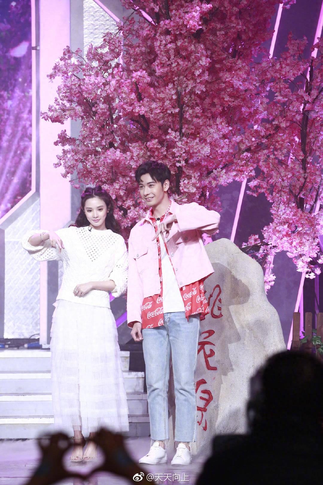 陈星旭彭小苒《天天向上》合体，高甜互动，甜蜜比心