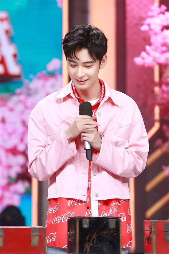 陈星旭彭小苒《天天向上》合体，高甜互动，甜蜜比心