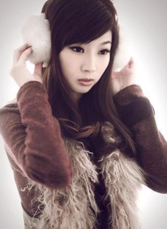 杨小曼直率活泼可爱身材娇小，恬静却不张扬，清新中透露着悸动