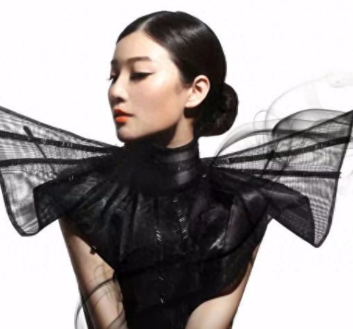 杨小曼直率活泼可爱身材娇小，恬静却不张扬，清新中透露着悸动