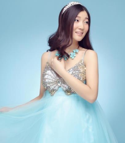 杨小曼直率活泼可爱身材娇小，恬静却不张扬，清新中透露着悸动