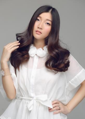 杨小曼直率活泼可爱身材娇小，恬静却不张扬，清新中透露着悸动