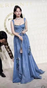 ​张嘉倪出席活动，服装暴露 网友:用力过猛