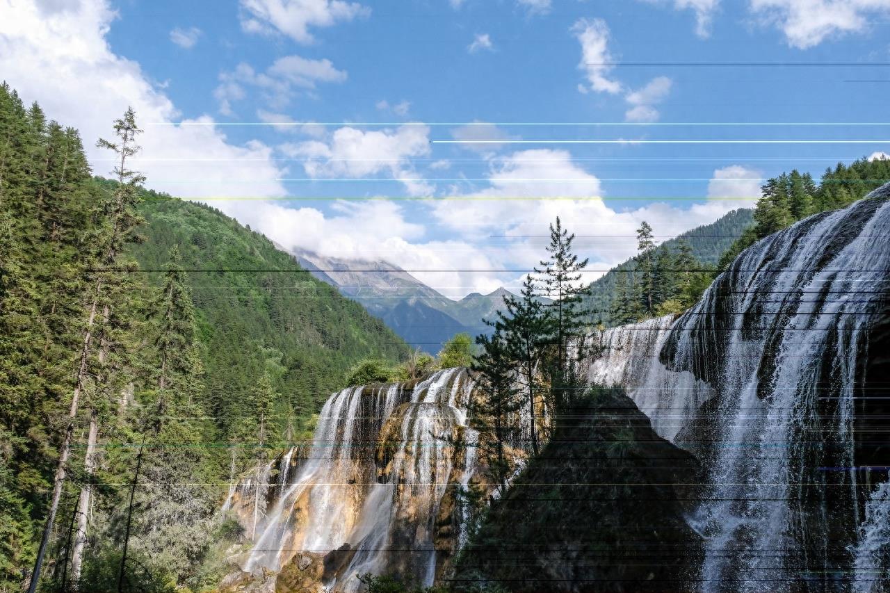 熊猫海位于四川九寨沟，海拔2587米，深14米