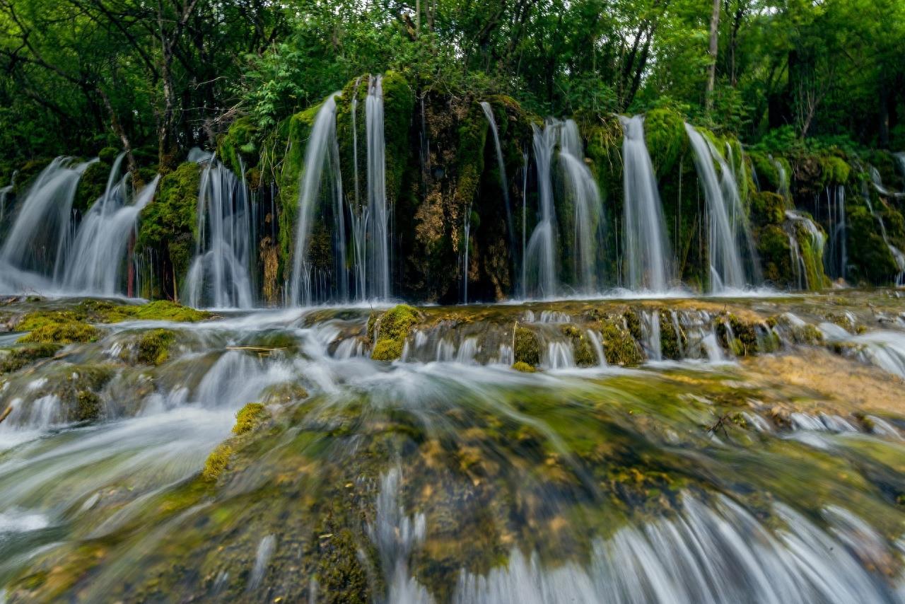 熊猫海位于四川九寨沟，海拔2587米，深14米