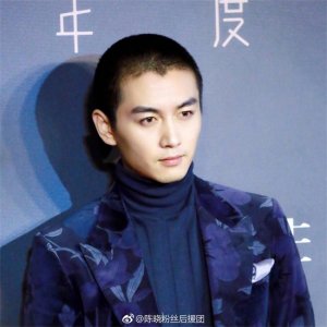 ​陈晓板寸帅炸，花瓣型发际线和美人尖撩人于无声，光头长发也不差