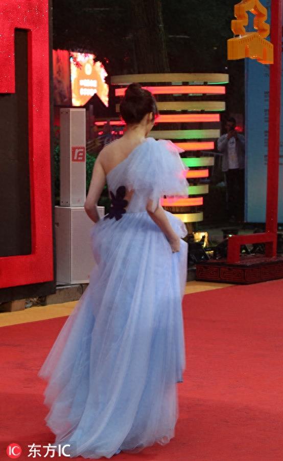 关晓彤大秀侧面“好风光”，衣服太紧副乳被挤了出来