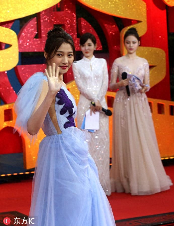 关晓彤大秀侧面“好风光”，衣服太紧副乳被挤了出来