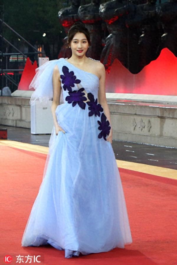 关晓彤大秀侧面“好风光”，衣服太紧副乳被挤了出来