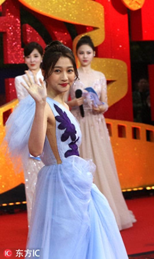 关晓彤大秀侧面“好风光”，衣服太紧副乳被挤了出来