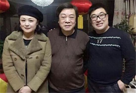 74岁赵忠祥全家近照，和妻子结婚48年，儿子帅气是IT精英